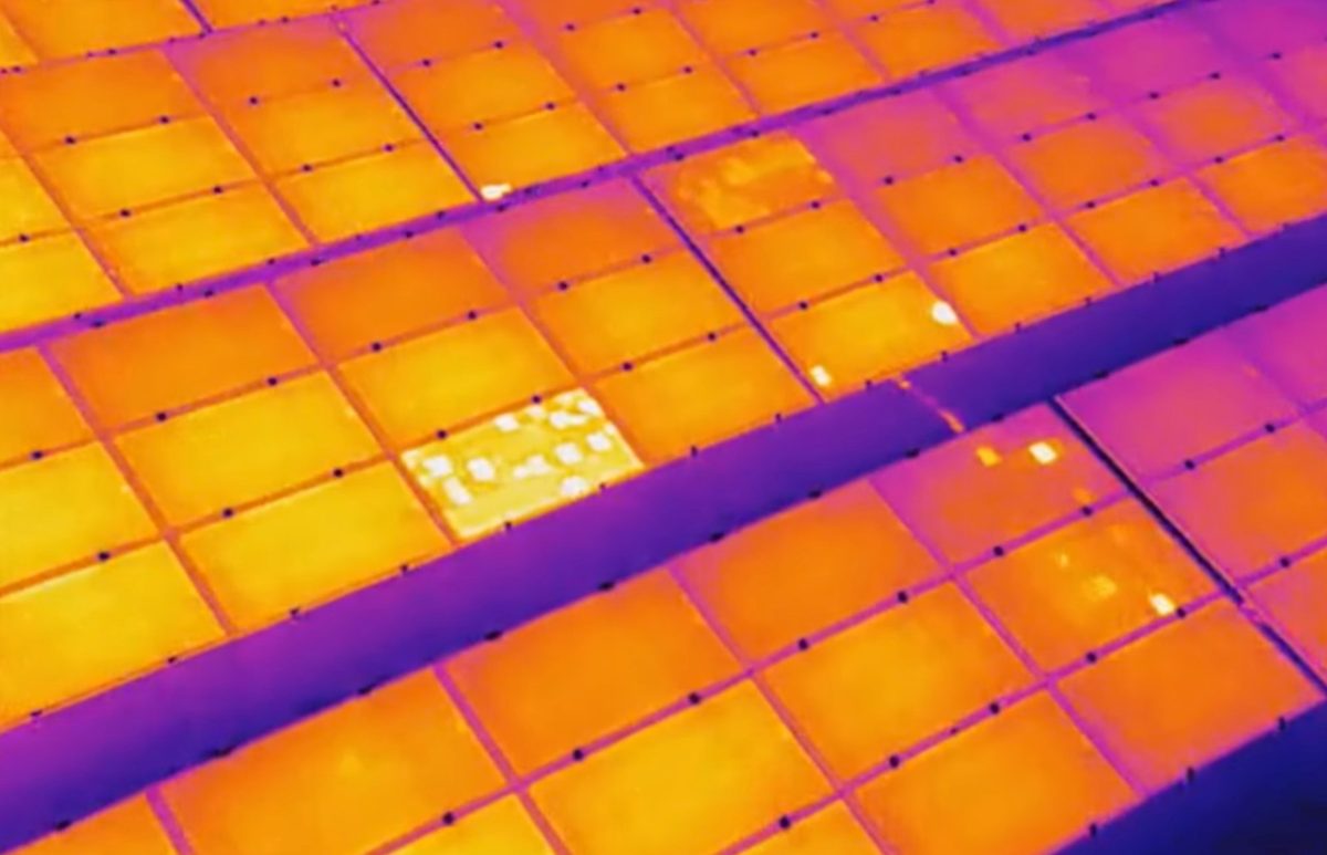 Thermogramm mit sichtbarem Hotspot-Modul – echte IR-Aufnahme einer PV-Inspektion